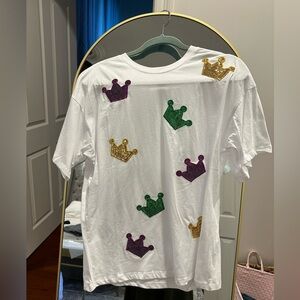 Mardi Gras Crown sequin shirt. NWT Vine & Love Medium